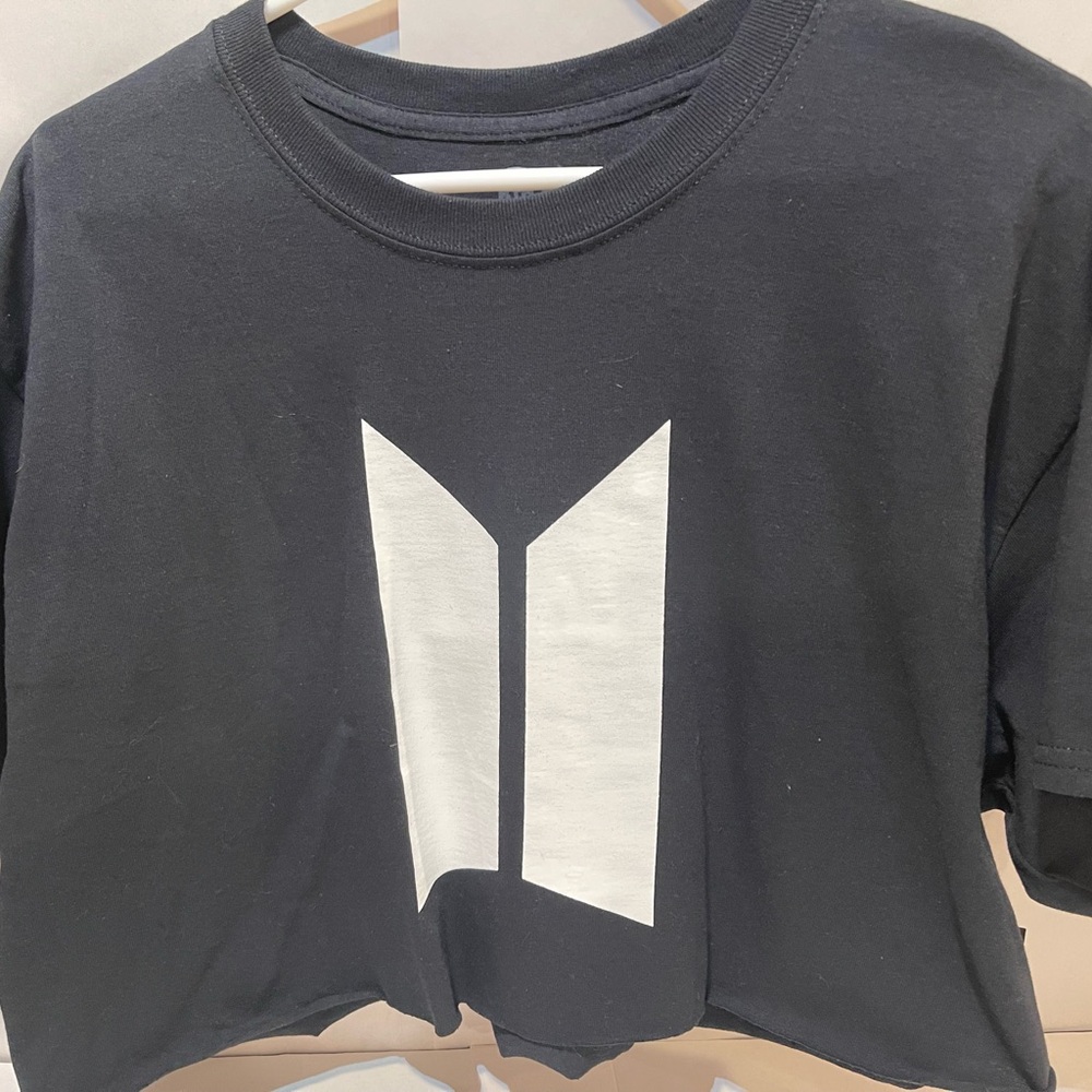 Official Big Hit BTS Black Cropped  Tshirt Size XL From The Speak Yourself Tour